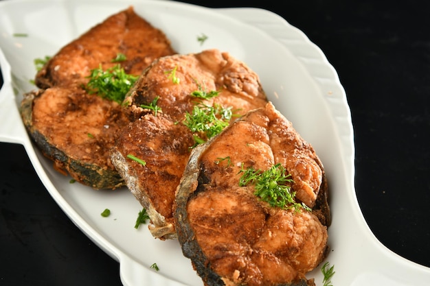 Un plato de filetes de salmón con perejil encima