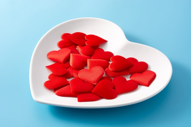 Plato en forma de corazón con corazones rojos en el interior