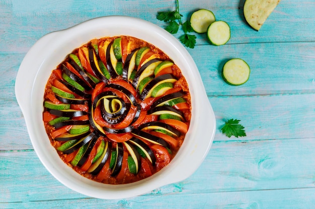 Plato francés ratatouille. Hermoso patrón de verduras en rodajas en salsa.