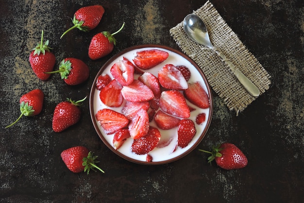 Un plato de fresas con crema. Postre saludable colorido. Dieta ceto. Postre ceto