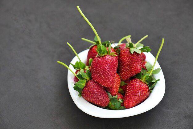 Un plato de fresas maduras frescas fresas de primer plano