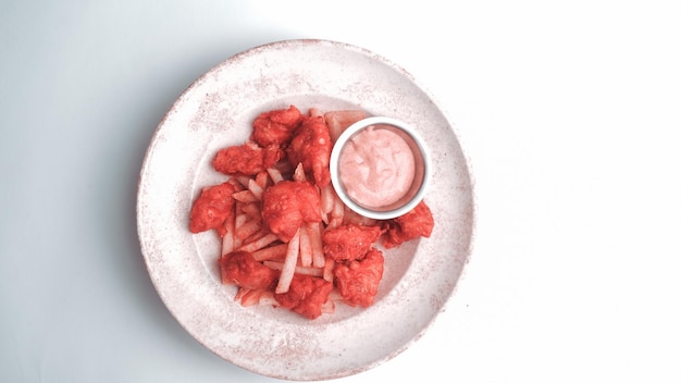 un plato de fresas y una taza de yogur