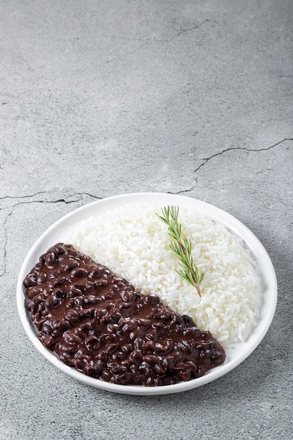 Foto plato de frijoles negros y arroz