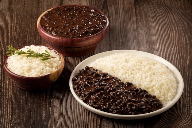 Plato de frijoles negros y arroz