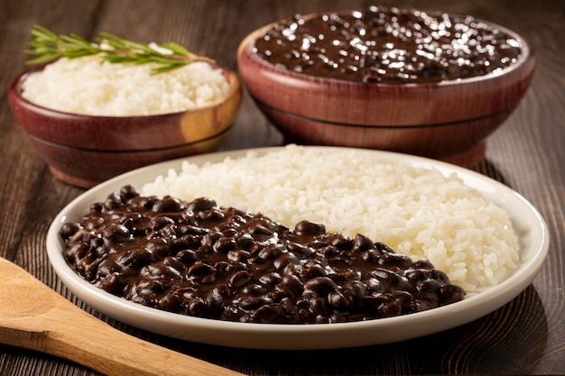 Plato de frijoles negros y arroz