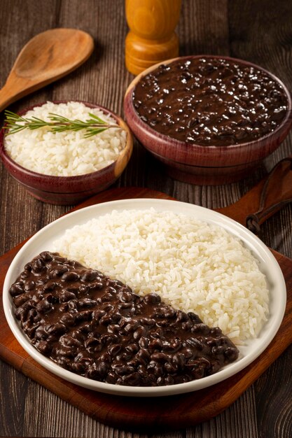 Plato de frijoles negros y arroz