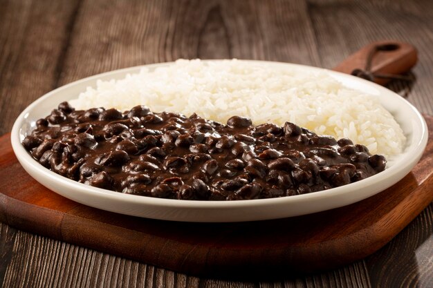 Plato de frijoles negros y arroz