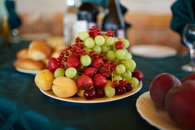 Un plato de fruta fresca en la mesa.