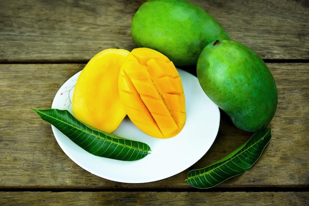 Plato de frutas de mango hoja verde. Desayuno tropical.