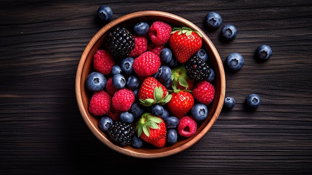 Un plato de frutas en una mesa de madera oscura.