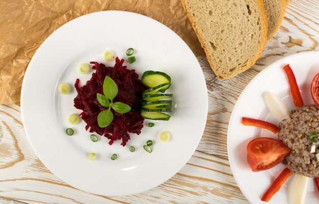 Plato de gachas de trigo sarraceno y ensalada de remolacha