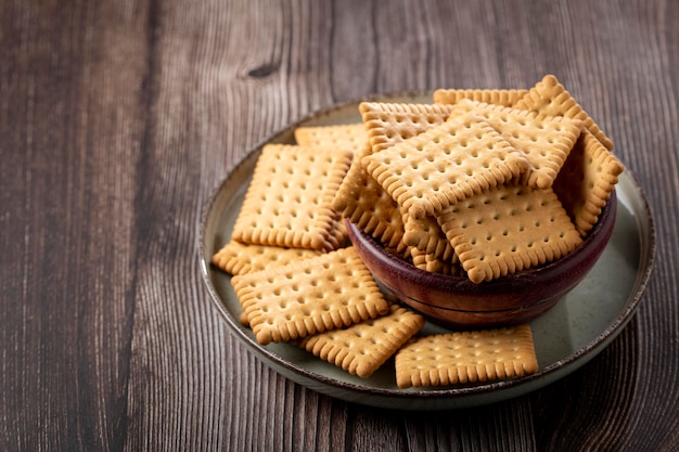 Plato con galleta de maicena sobre la mesa