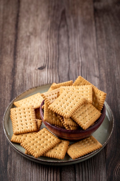 Plato con galleta de maicena sobre la mesa