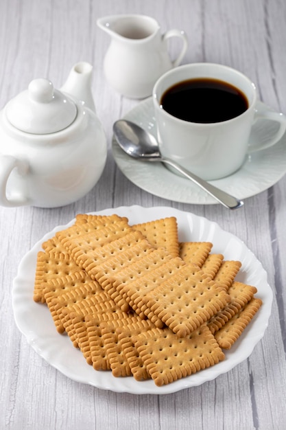 Plato con galleta de maicena sobre la mesa