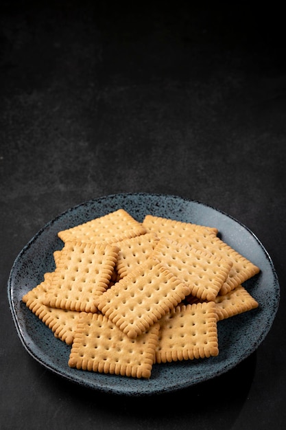 Plato con galleta de maicena sobre la mesa