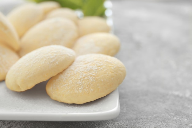 Plato con galletas caseras de limón en la mesa