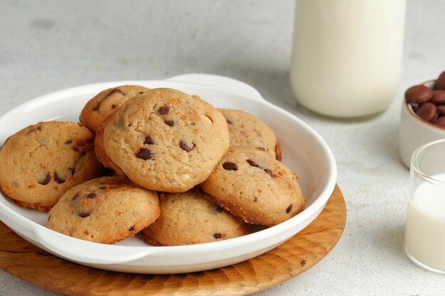 Un plato de galletas con chispas de chocolate sobre fondo blanco.