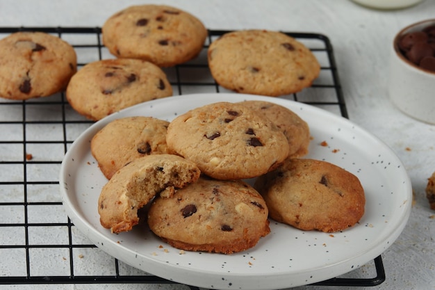 Un plato de galletas con chispas de chocolate sobre fondo blanco.