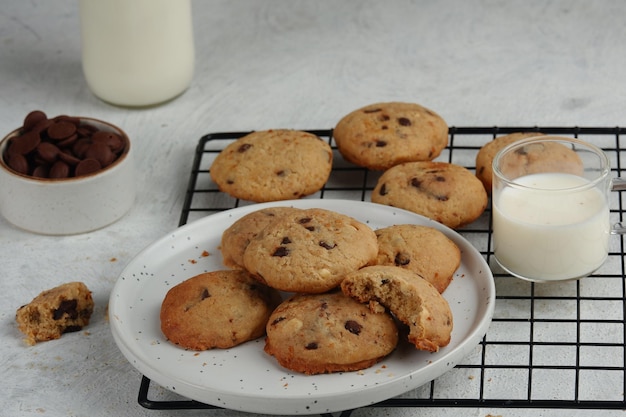 Un plato de galletas con chispas de chocolate sobre fondo blanco.