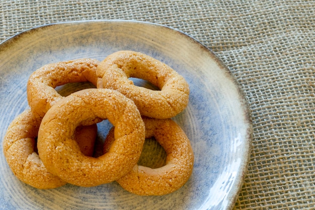 Foto plato con galletas de crema azucaradas