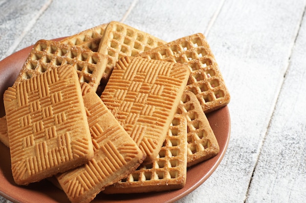 Plato con galletas en la mesa de la cocina