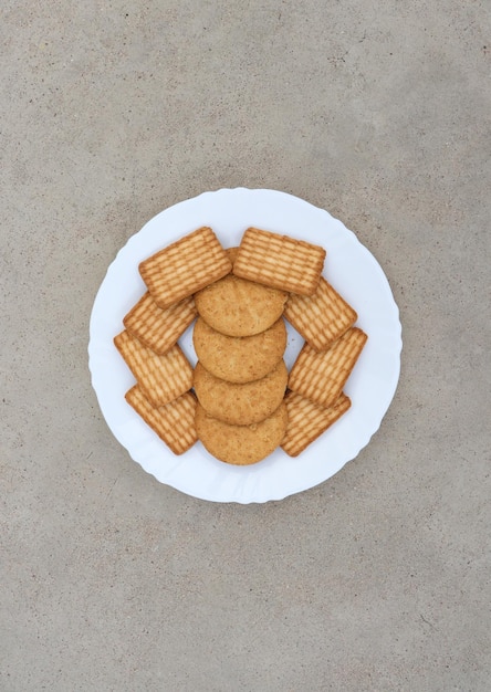 Un plato de galletas con una que dice 'no pretzels'