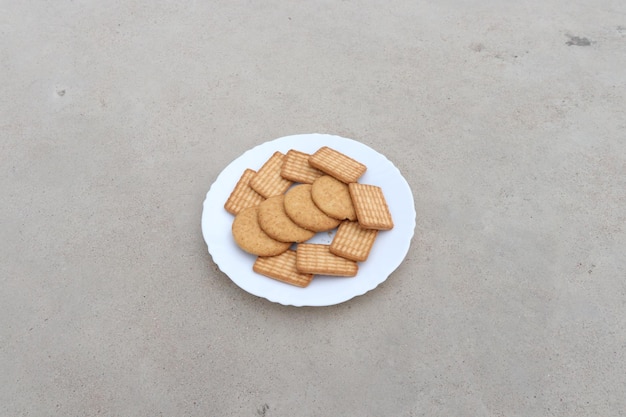 Un plato de galletas saladas con una que dice "galletas saladas"