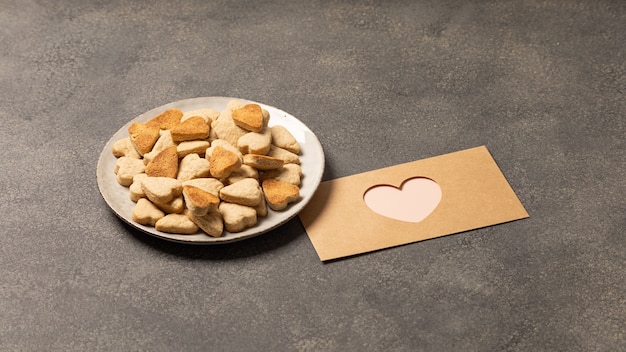 Un plato de galletas y un sobre para San Valentín