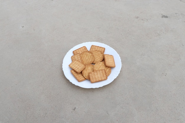 Un plato de galletas en una superficie de hormigón con la palabra galletas.