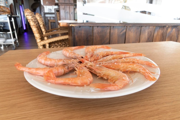 Un plato con gambas blancas de Huelva, España.