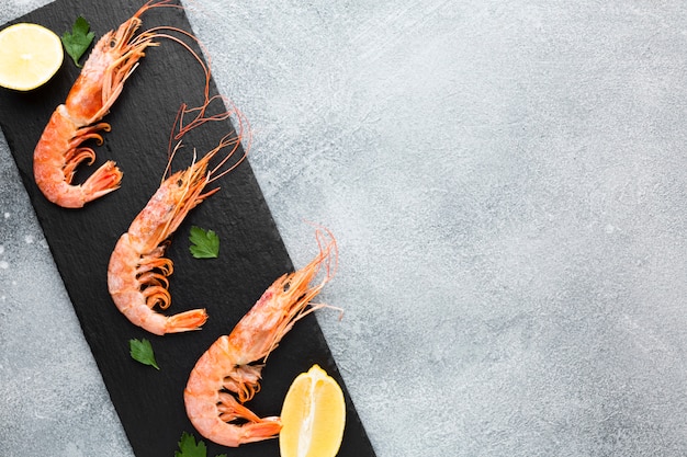 Foto plato con gambas frescas y limón