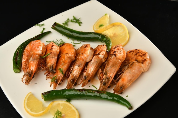 Un plato de gambas con limones y judías verdes