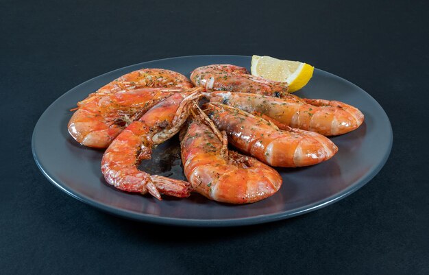 Plato de gambas a la plancha sobre fondo negro