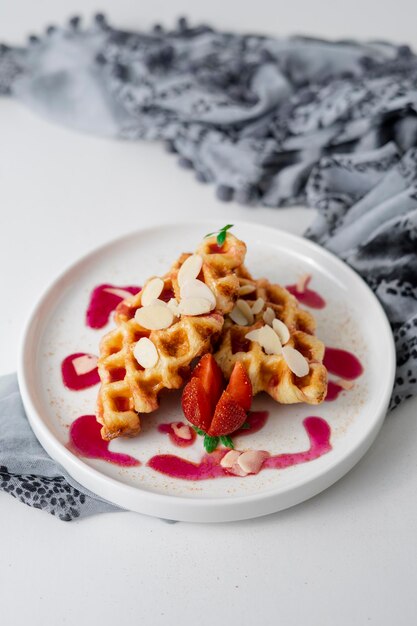 Foto un plato de gofres con almendras y almendras.