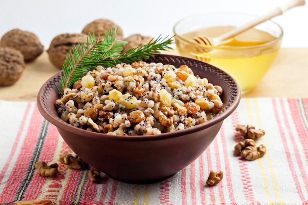 Plato de grano Kutya con salsa dulce tradicionalmente servido por cristianos ortodoxos orientales