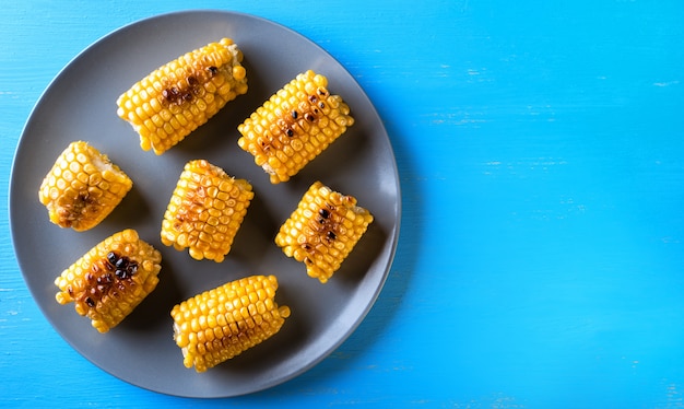 Plato gris con elote horneado