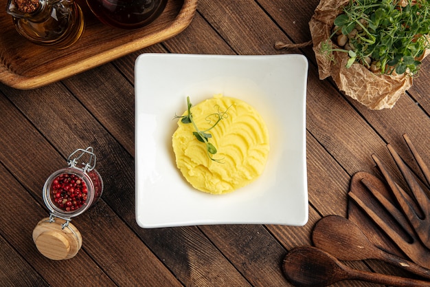 Plato de guarnición de puré de patatas