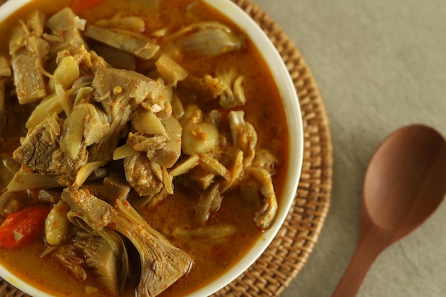 Un plato de gulai nangka o guiso de curry de jaca.