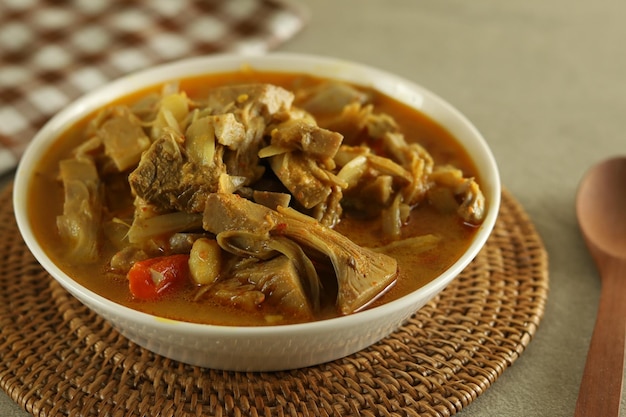 Un plato de gulai nangka o guiso de curry de jaca.