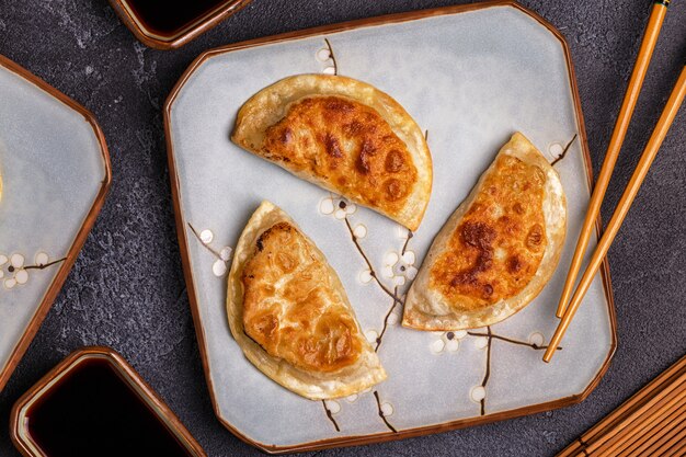 Plato de gyoza asiática, snack de bolas de masa hervida