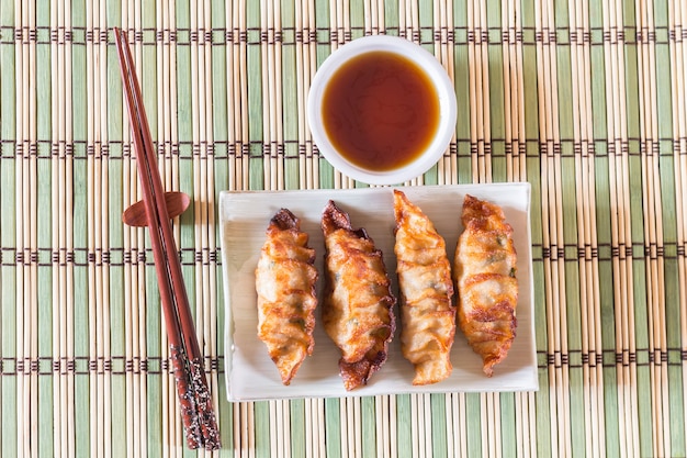 plato de gyoza japonesa