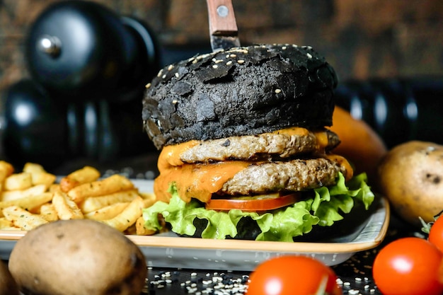 Foto plato con una hamburguesa y papas fritas