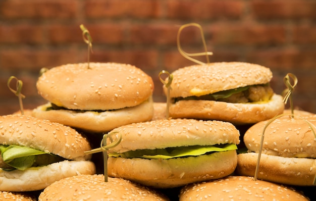 Plato con hamburguesas contra una pared de ladrillos