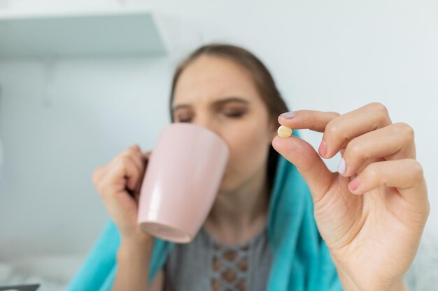 En el plato hay un juego de pastillas y vitaminas así como antibióticos que son necesarios durante cada enfermedad y resfriado