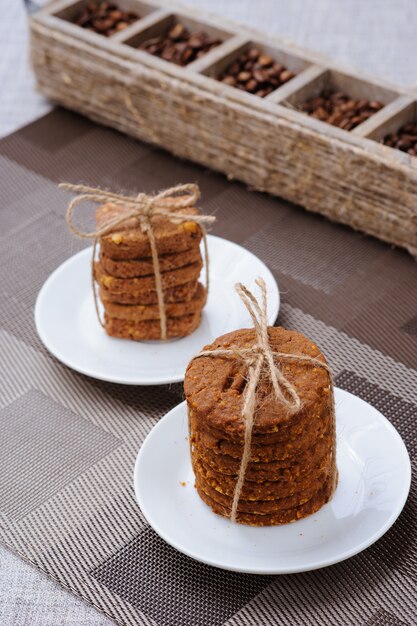 En un plato hay muchos tipos diferentes de galletas.