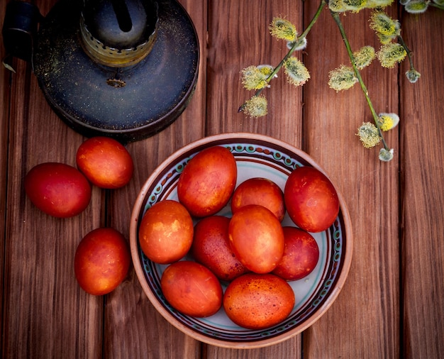 Un plato de huevos de pascua en una mesa de madera