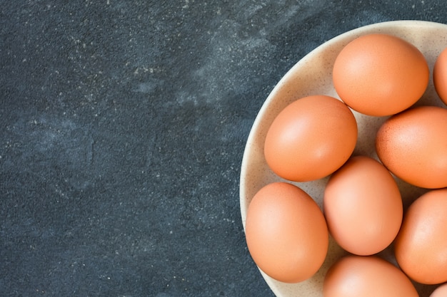 Un plato con huevos sobre una mesa negra