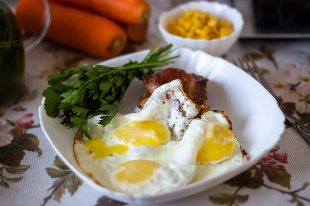 Un plato de huevos, zanahorias y huevos en una mesa.