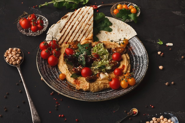 Foto plato de hummus con verduras