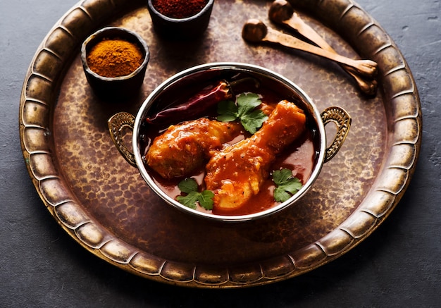 Plato indio Pollo al curry picante. Muslos de pollo picantes con arroz. Vista superior